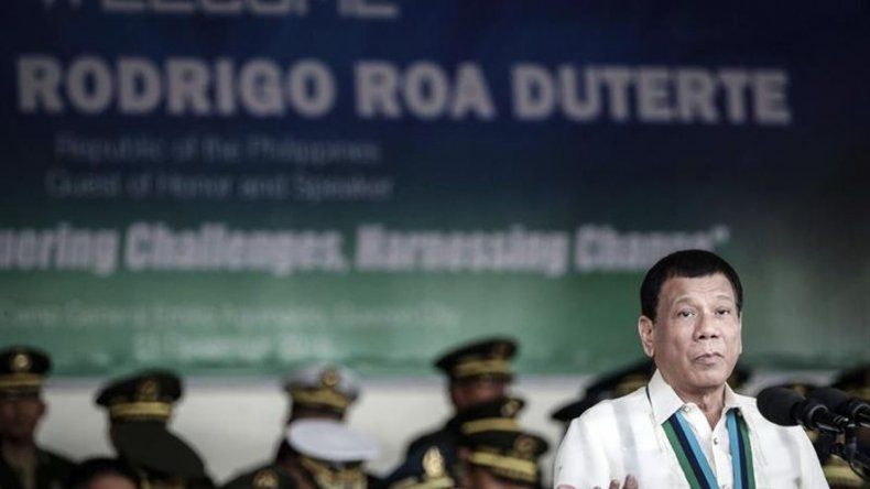 El presidente filipino dice que arrojó a un secuestrador desde un helicóptero