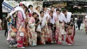 Miles de jóvenes celebran su mayoría de edad en Japón