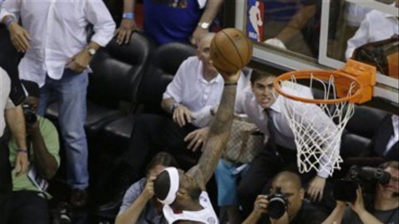 LeBron salvó al Heat al sonar final del 1er juego