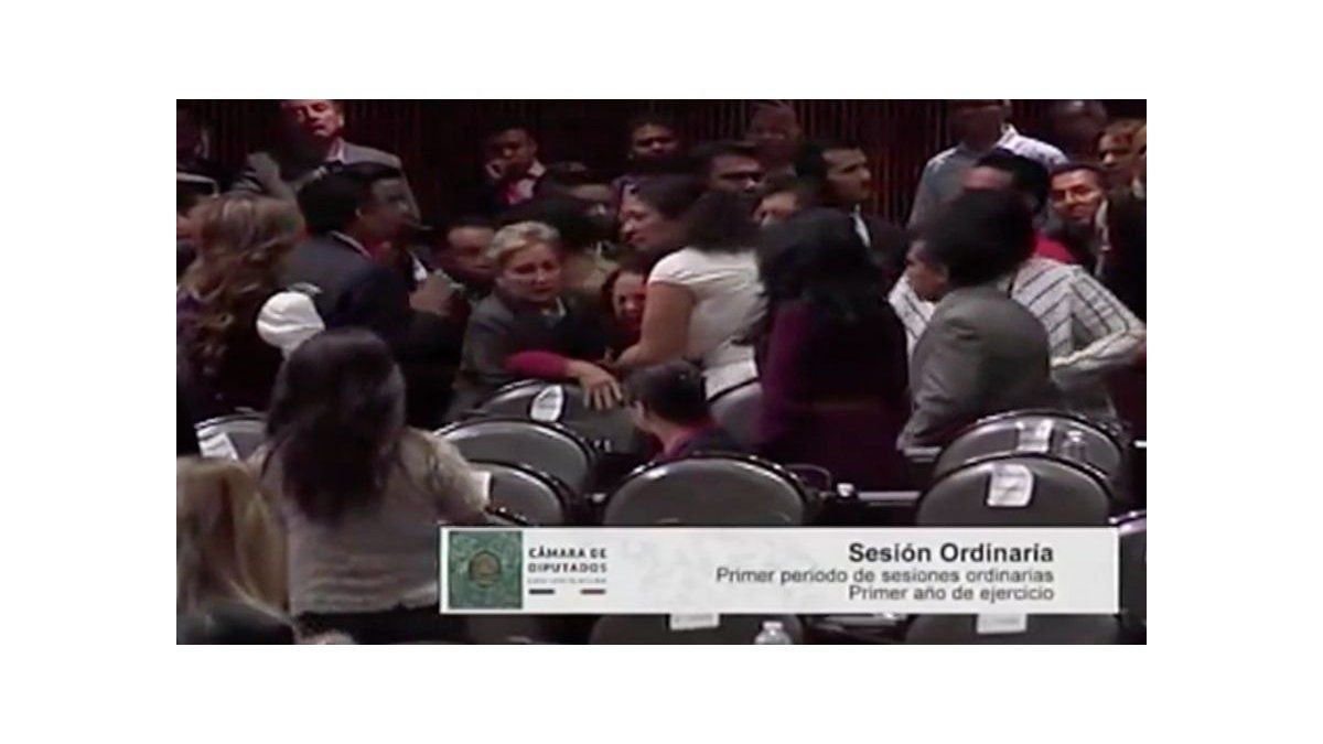 Cámara de Diputados de México suspende sesión tras ...