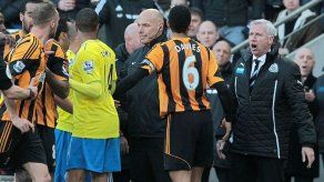Técnico del Newcastle se declara culpable de dar un cabezazo a un rival