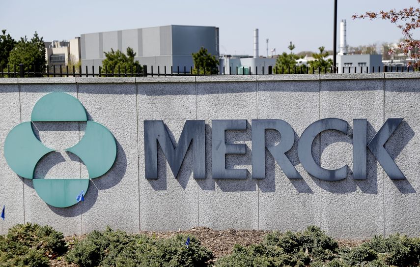 Merck también está desarrollando un tratamiento potencial contra el COVID-19 y la compañía espera tener los resultados de las etapas finales de pruebas para ese medicamento este año.
