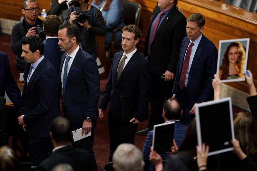 Mark Zuckerberg al entrar a la sala de juicio. Mark Zuckerberg al entrar a la sala de juicio.