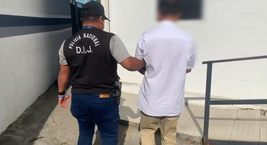 Unidad de la DIJ junto con el falso abogado que estafaba por medio de tramites migratorios