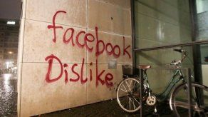 Pintan graffiti en sede de Facebook en Alemania