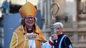 Sarah Mullally se despide tras su instalación como arzobispo de Canterbury en la Catedral de Canterbury.