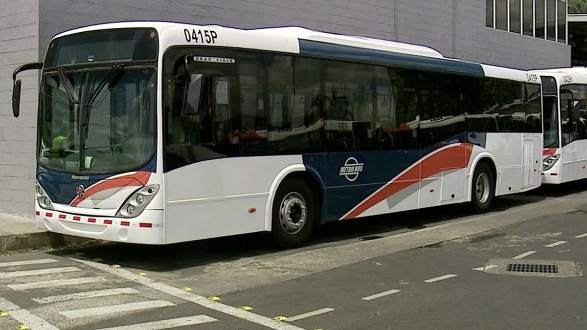 Metro Buses De Distintas Rutas Operarán Con Desvíos Por Desfiles Patrios