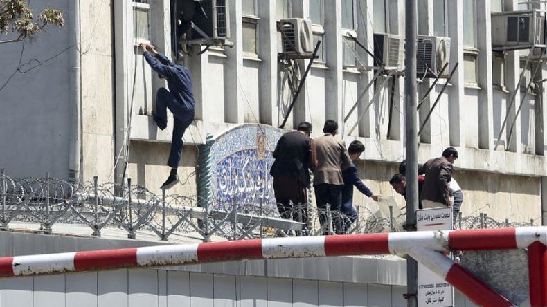 Explosión de atacante suicida y tiroteo en Kabul: 7 muertos