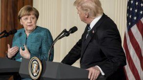 Merkel espera que se reabra negociación sobre el tratado comercial UE-EEUU