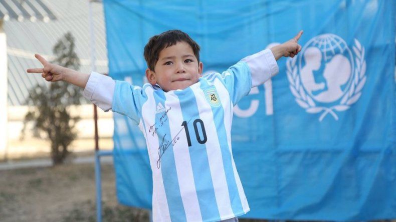 Messi envía camiseta al niño afgano que creó dorsal con bolsa plástica