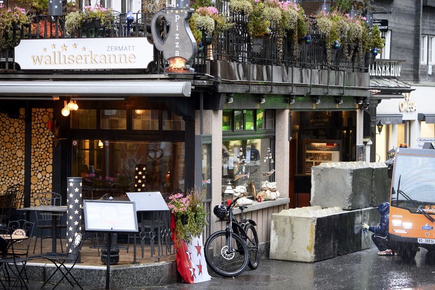 Los dueños fueron detenidos Luego que usaron barreras de concreto colocadas por la policía suiza como bar