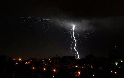 Rayo mata a tres personas durante temporal en Ecuador