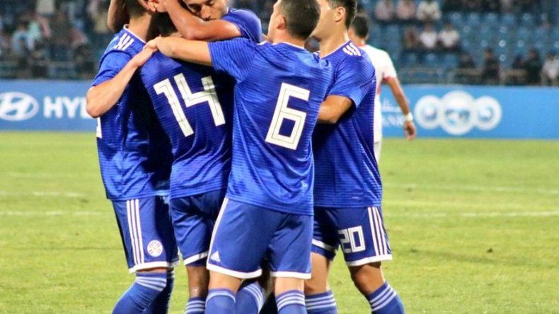 Paraguay remonta con su juego aéreo a una veloz Jordania