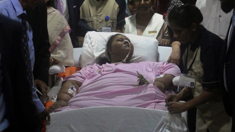 Egipcia que llegó a pesar 500 kilos es trasladada de India a Emiratos