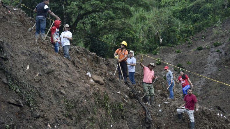 Autoridades colombianas reanudan la búsqueda de desaparecidos por derrumbe
