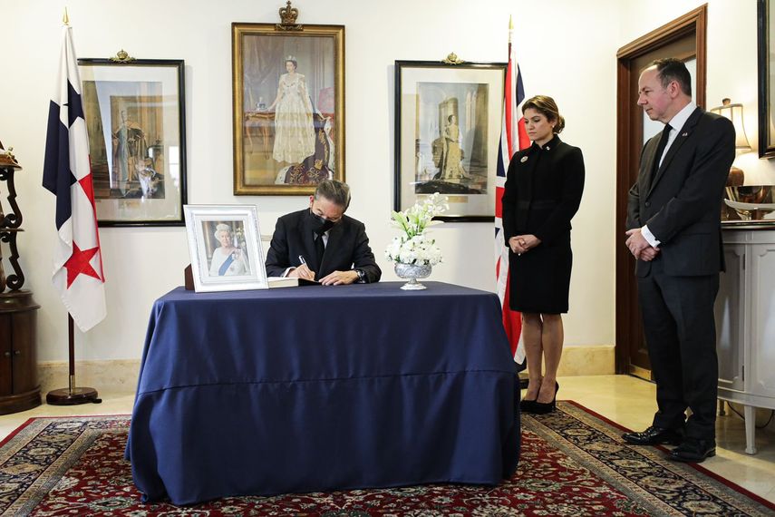 Presidente Cortizo firma el libro de condolencias.