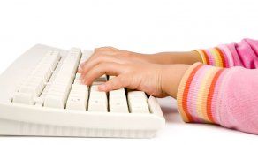 Dan 7 años de cárcel a sueco que acosó a niñas por internet