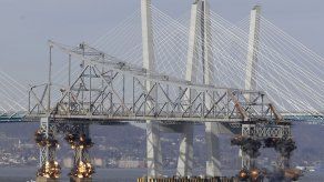 Trozos del puente Tappan Zee caen al Hudson tras detonación