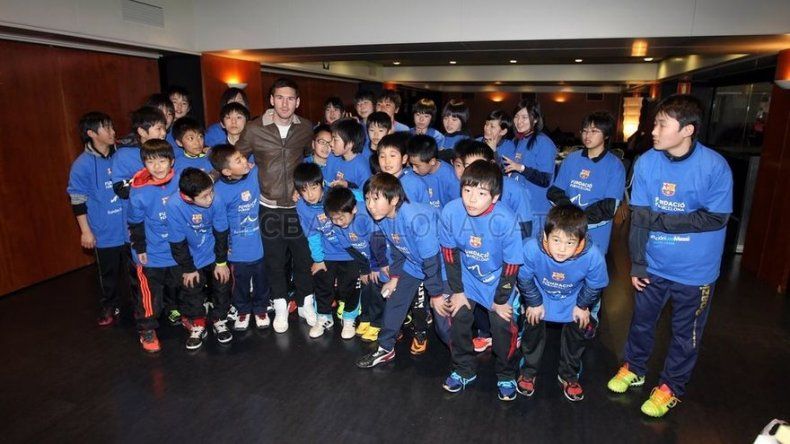 Messi recibe a un grupo de niños damnificados por el tsunami de Japón