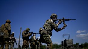 El ejército ruso dijo el miércoles que Moscú había empleado “misiles aéreos de alta precisión” para atacar una planta de reparación de blindajes cerca de Járkiv. Ucrania no confirmó un ataque a una planta de esas características.