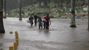 Turistas afectados por indundaciones en la provincia de Colón