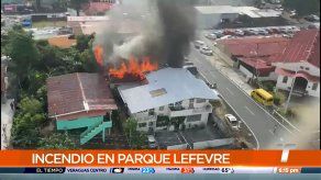 Incendio consumió caserón en Parque Lefevre