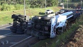 Dos heridos tras vuelco de camión cisterna en autopista Panamá- Colón