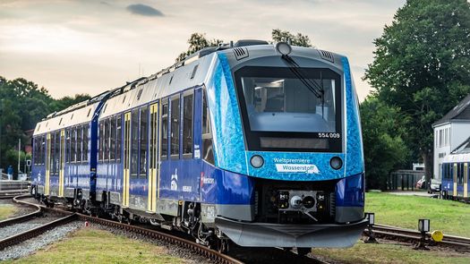 Los trenes combinan hidrógeno almacenado a bordo con el oxígeno presente en el aire, gracias a una pila de combustible, que produce la electricidad necesaria para asegurar la tracción del convoy.