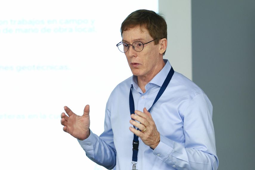 El vicepresidente de Proyectos Hídricos de la Autoridad del Canal de Panamá (ACP), John Langman, habla durante un conversatorio este martes, en Ciudad de Panamá (Panamá). El vicepresidente de Proyectos Hídricos de la Autoridad del Canal de Panamá (ACP), John Langman, habla durante un conversatorio este martes, en Ciudad de Panamá (Panamá). 