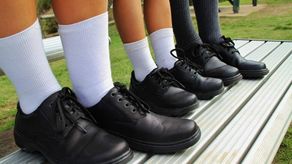 Trucos eficaces para limpiar los zapatos escolares