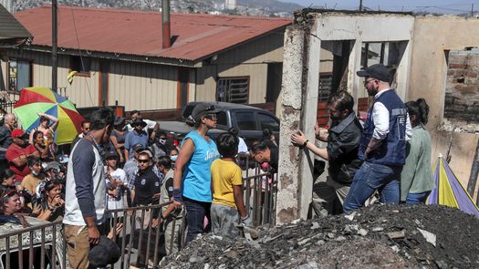 El presidente de Chile, Gabriel Boric, inspecciona los daños después de que un incendio forestal afectara las colinas de Viña del Mar, en la región de Valparaíso, Chile.