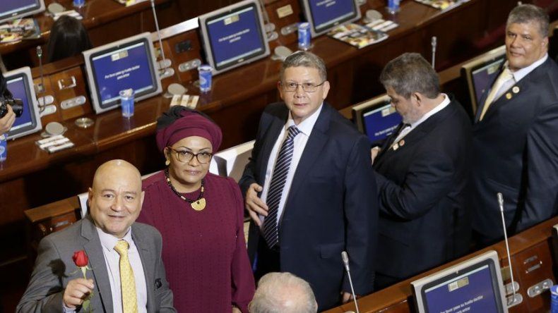 Exrebeldes de las FARC juran como legisladores en Colombia