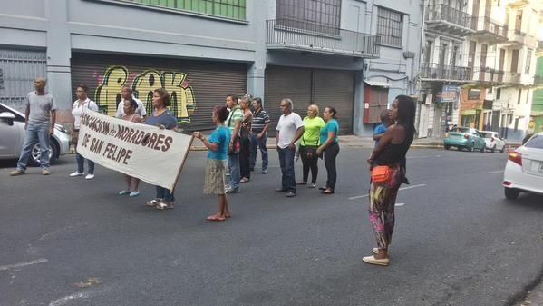 Moradores de San Felipe cierran avenida B por desalojos