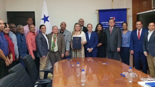 Betzalel Kenigsztein, Presidente&nbsp;Ejecutivo y&nbsp;Gerente General de CWP&nbsp;y&nbsp;Eric Morcillo, Secretario General de SITINTELS, firmaron el documento de ratificación del convenio junto a la&nbsp;Ministra de Trabajo, Doris Zapata.