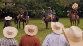 Octavio aprovecha para promocionarse con los pequeños ganaderos.