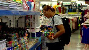 Padres de familia aprovechan las primeras ofertas de los útiles escolares