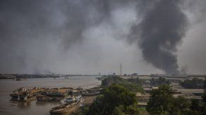 AP - SAM McNEIL y FU TING