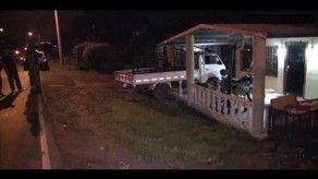Camioncito choca contra el portal de una casa