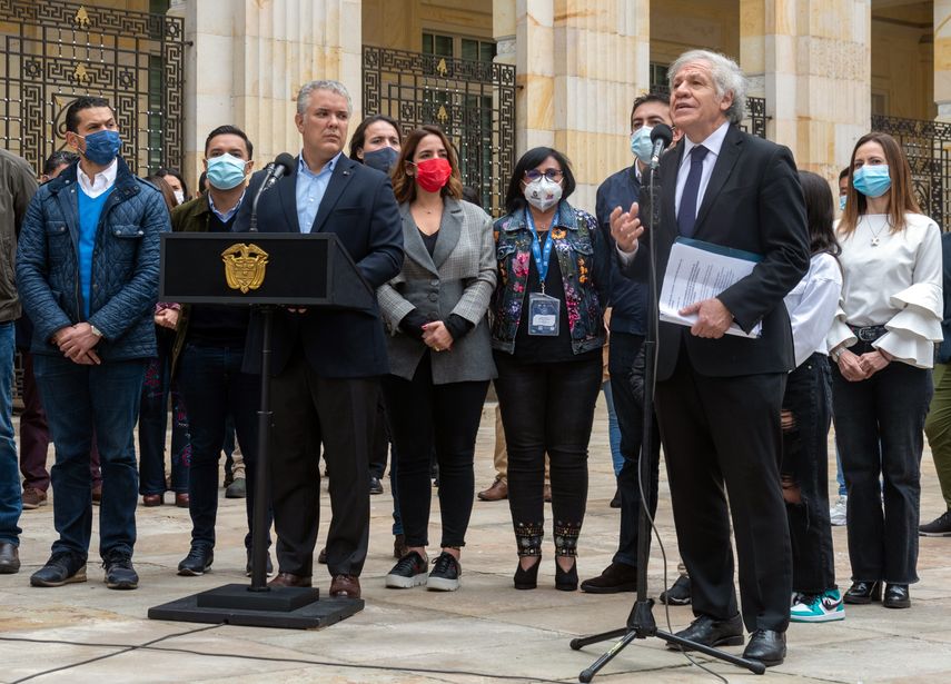 El acto tuvo lugar en el Plaza de Bolívar y el presidente estuvo acompañado por el secretario general de la Organización de Estados Americanos (OEA)
