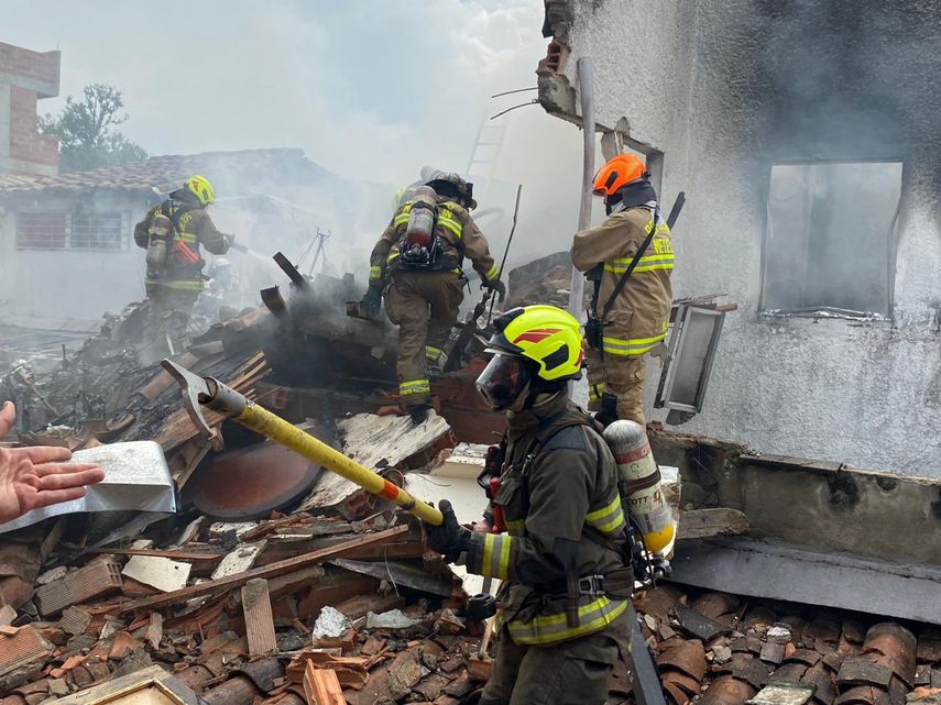 El Departamento Administrativo de Gestión del Riesgo de Desastres (DAGRD) publicó en Twitter otros dos videos en los que varios bomberos trabajan entre los escombros de una edificación parcialmente derrumbada.