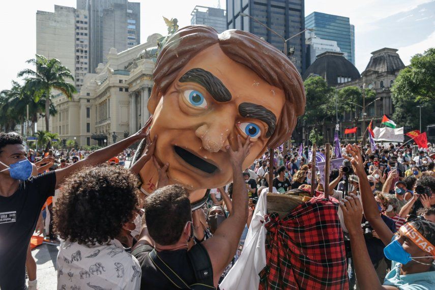 Manifestantes sostienen una cabeza gigante que representa al presidente de Brasil
