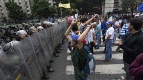 Policía impiden a opositores marchar para exigir referendo contra Maduro