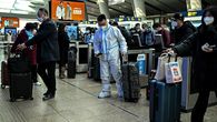 un pasajero con equipo de protección en una estación de tren en Beijing. un pasajero con equipo de protección en una estación de tren en Beijing.