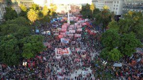 Miles de izquierdistas marchan en Argentina contra acuerdo con FMI