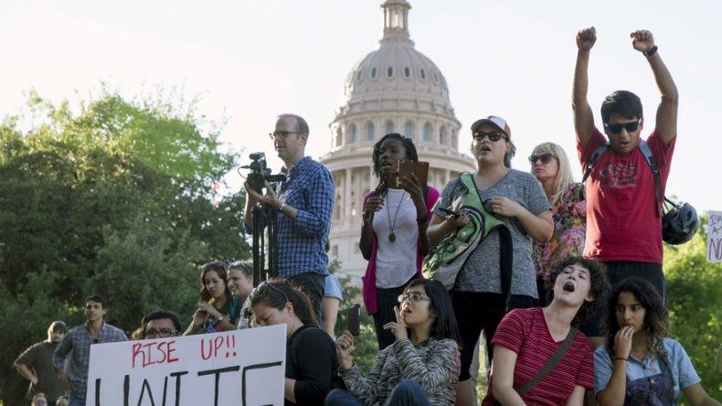 Texas aviva debate migratorio al prohibir ciudades santuario
