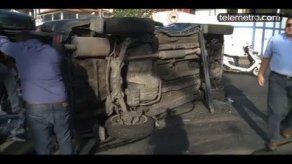 Mujer quedó atrapada en auto al colisionar en Ave. 12 octubre