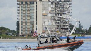 La alcaldesa del condado de Miami-Dade, Daniella Levine Cava, dijo que ésta decisión debe tomarse “con mucho cuidado y metódicamente, considerando el posible impacto en la pila de escombros y su efecto en la búsqueda.