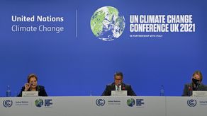 El presidente británico de la COP26, Alok Sharma (C), y la secretaria ejecutiva de la Convención Marco de las Naciones Unidas sobre el Cambio Climático, la política mexicana Patricia Espinosa (izquierda).