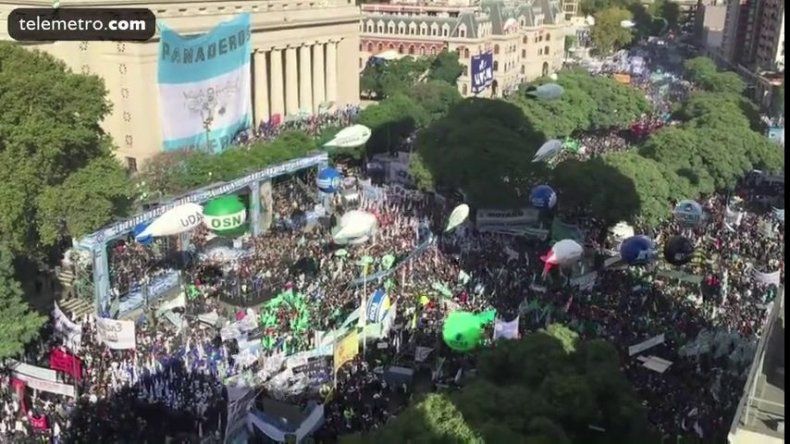Masiva manifestación de sindicatos de Argentina contra ajustes de Macri