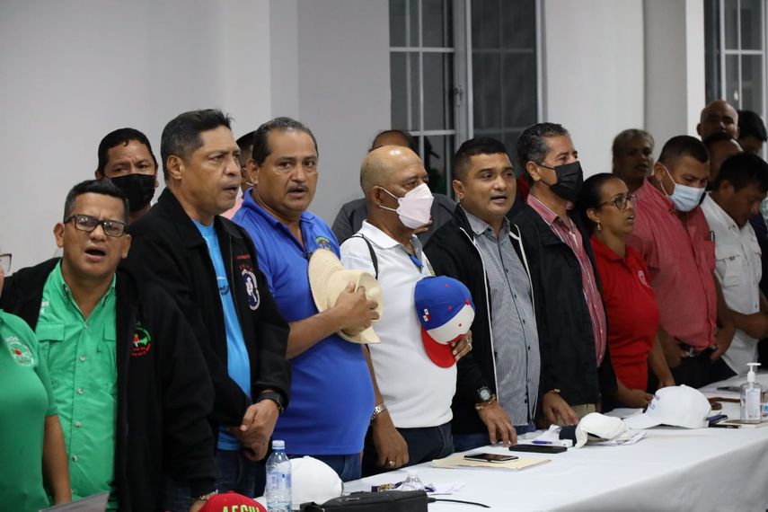 Dirigentes magisteriales en la mesa única de diálogo en Coclé.